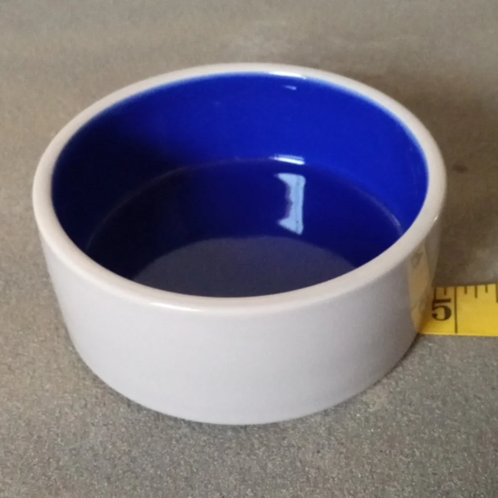 Bundle of 4 Small Dog / Cat Food and Water Dishes.